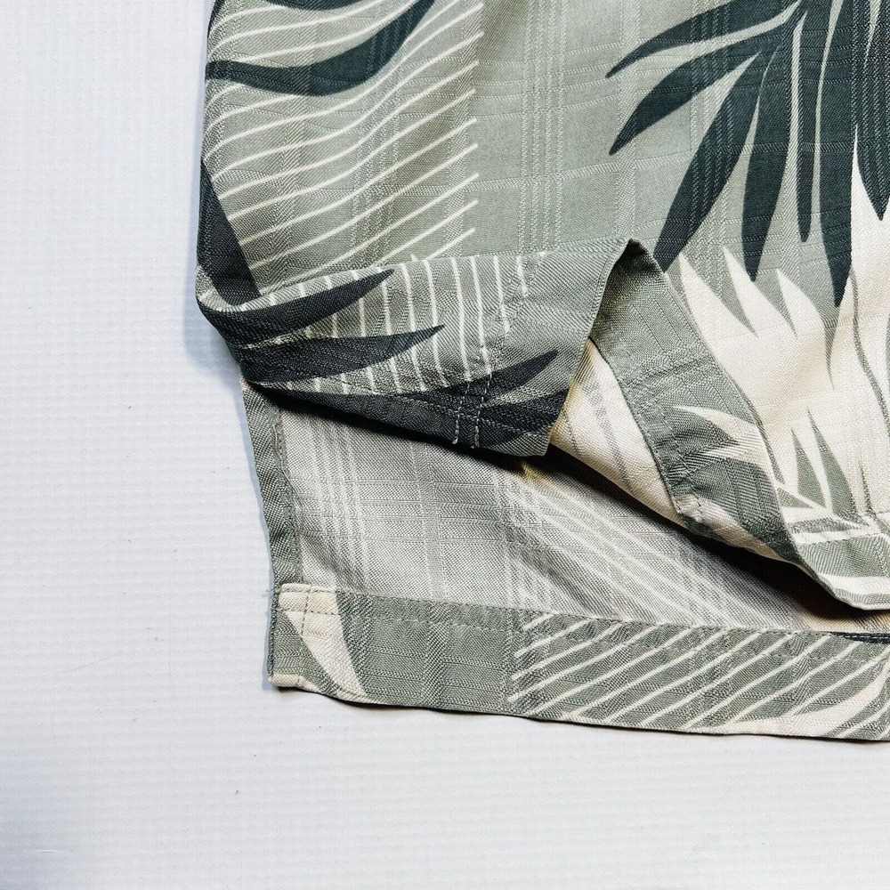 Tommy Bahama Men 100% Silk Shirt Size L Palm Leaves Hawaiian Shirt Short Sleeve - Picture 6 of 7